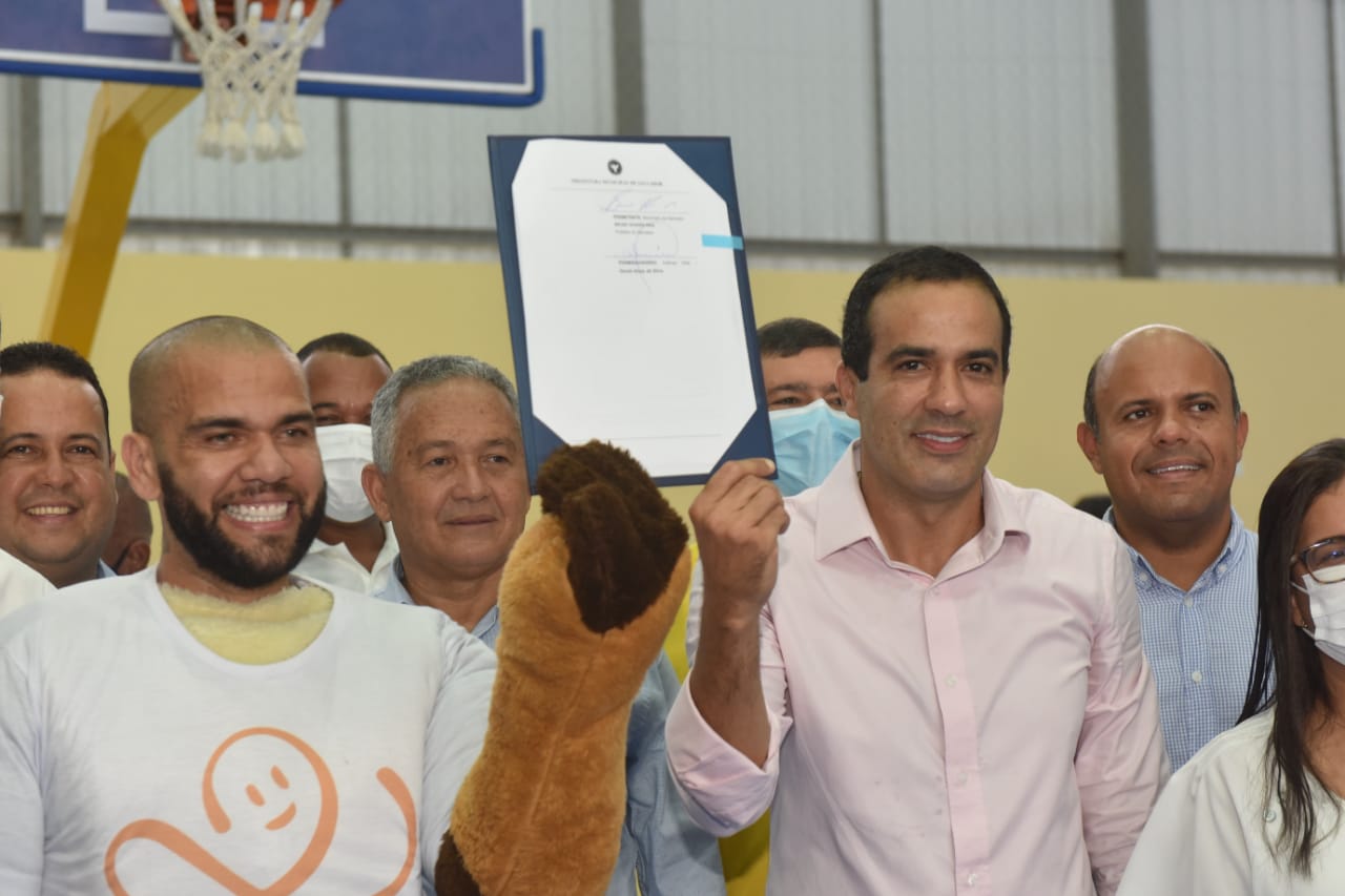 Prefeitura e Instituto Dani Alves firmam parceria para descoberta de novos esportistas