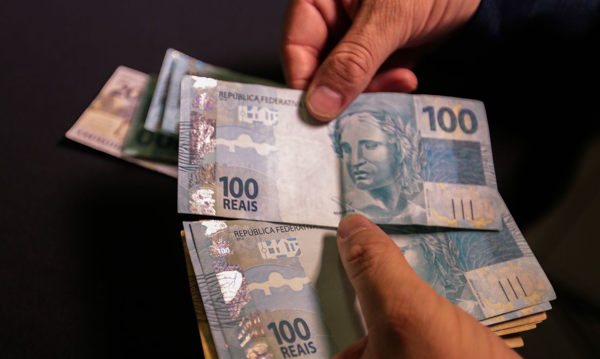 Trabalhadores podem sacar até R$ 1 mil de contas do FGTS