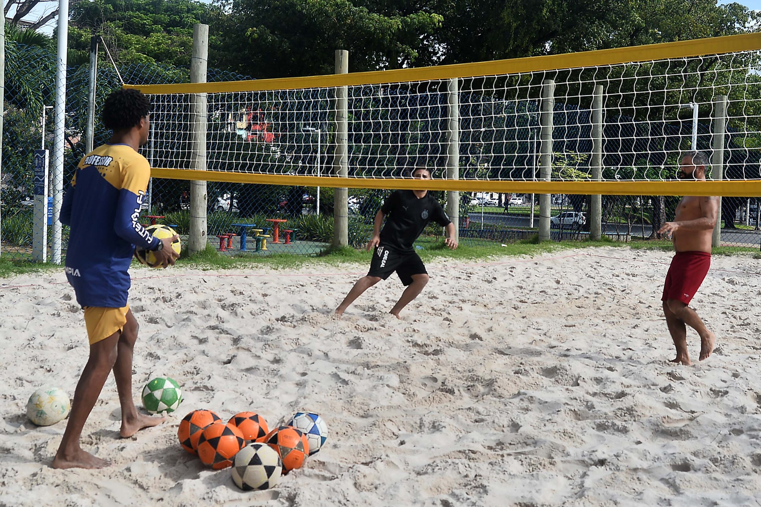 Quadras de areia valorizam esporte em comunidades de Salvador