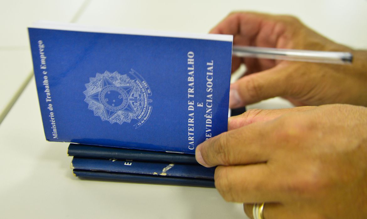 Brasil cria 136 mil empregos com carteira assinada em março