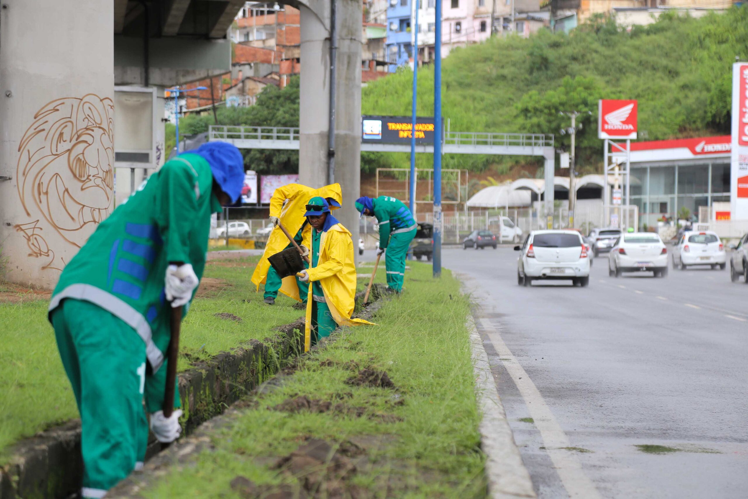 Agentes de limpeza desobstruem canaletas em avenidas de Salvador