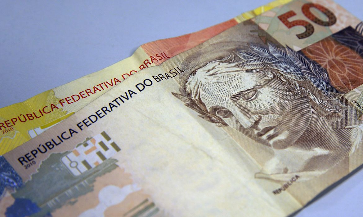 Brasileiros retiram R$ 46,29 bi da poupança nos primeiros 15 dias deste mês