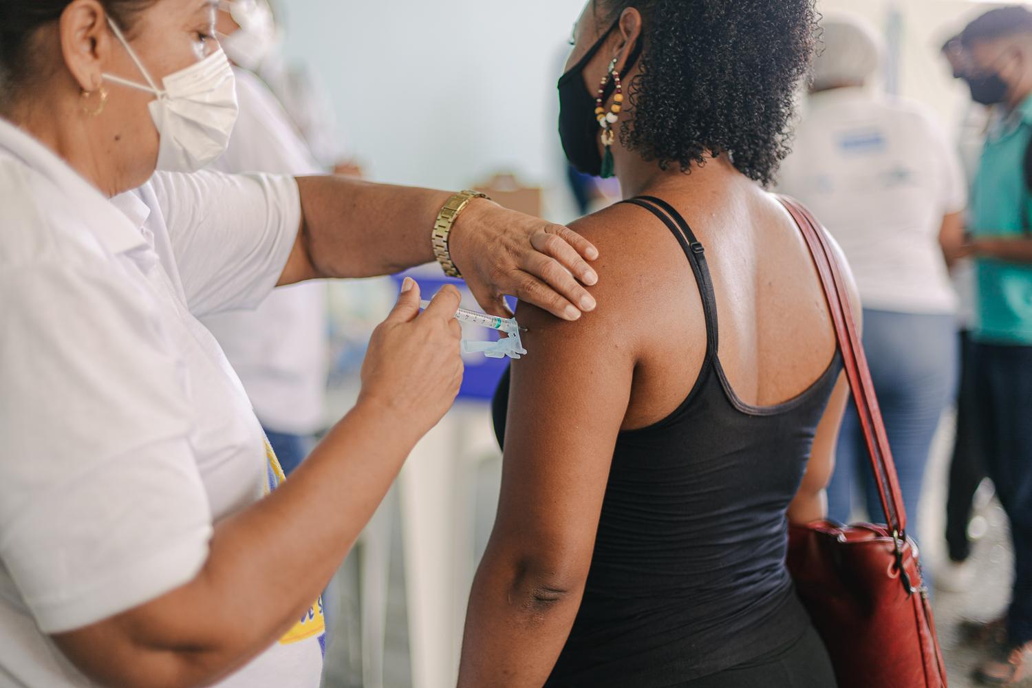 Vacinação contra Covid-19 prossegue nesta quarta (18) em Salvador