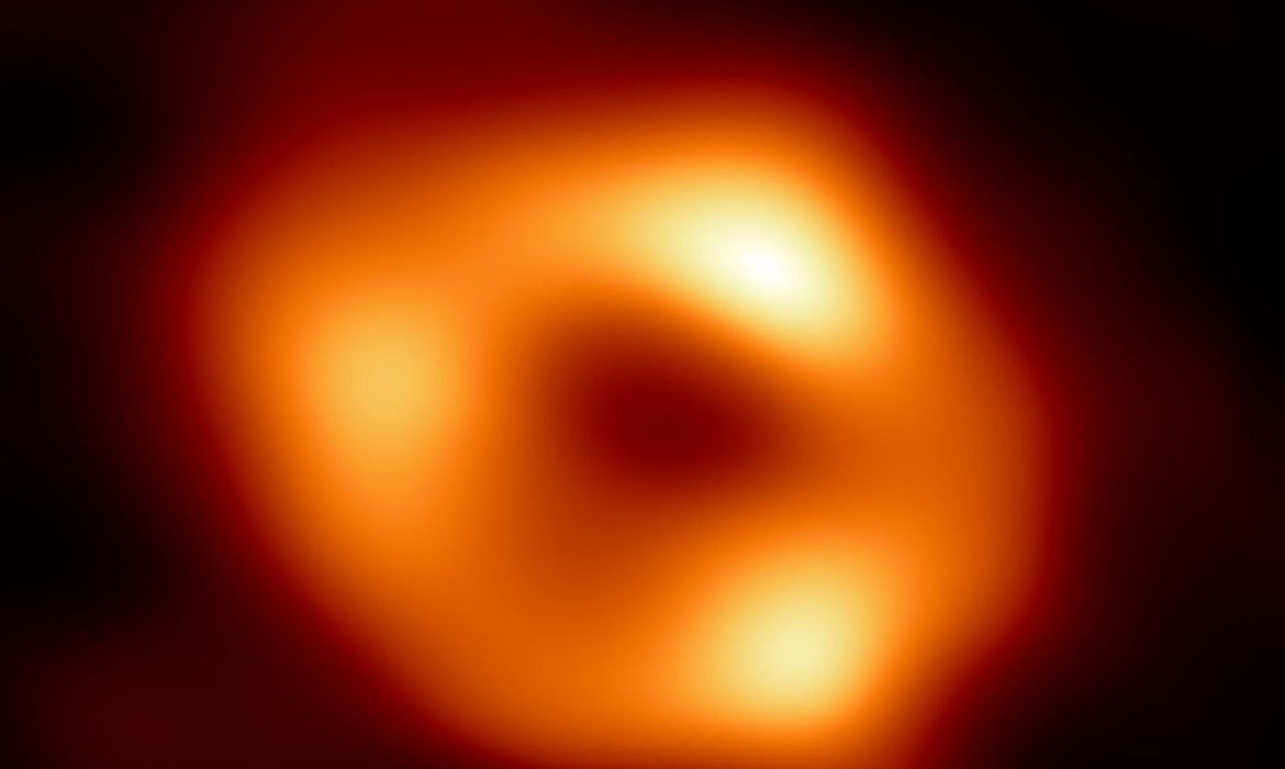 Astrônomos divulgam imagens de buraco negro da Via Láctea