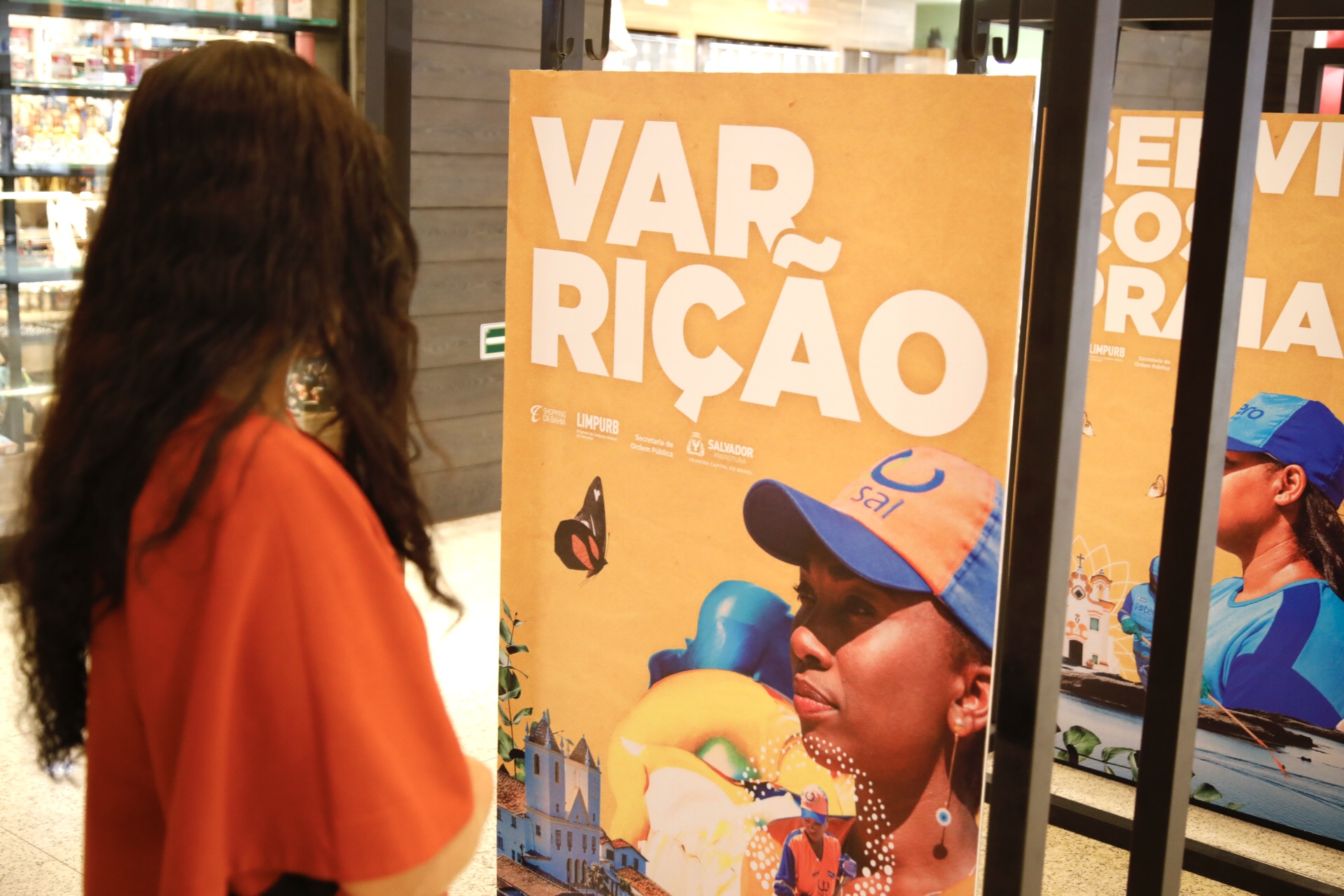 Garis estampam painéis em exposição do Shopping da Bahia