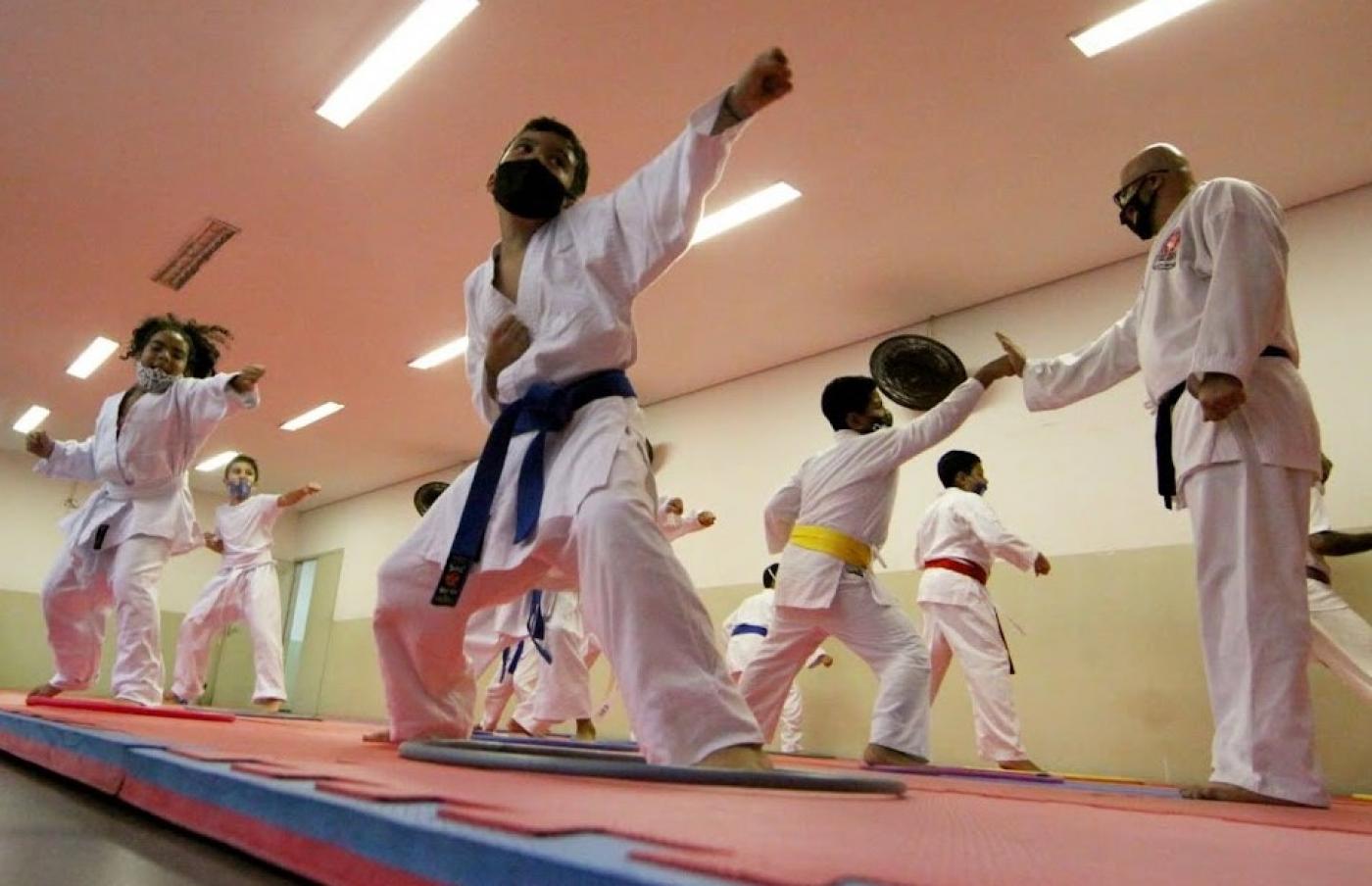 Fundação Cidade Mãe oferece curso gratuito de boxe e karatê para crianças