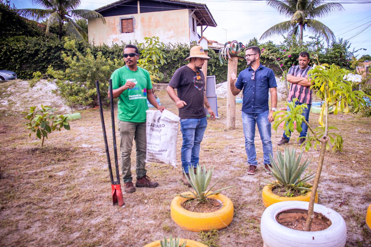 Costa de Camaçari ganha plantio de dez mudas de pau-brasil