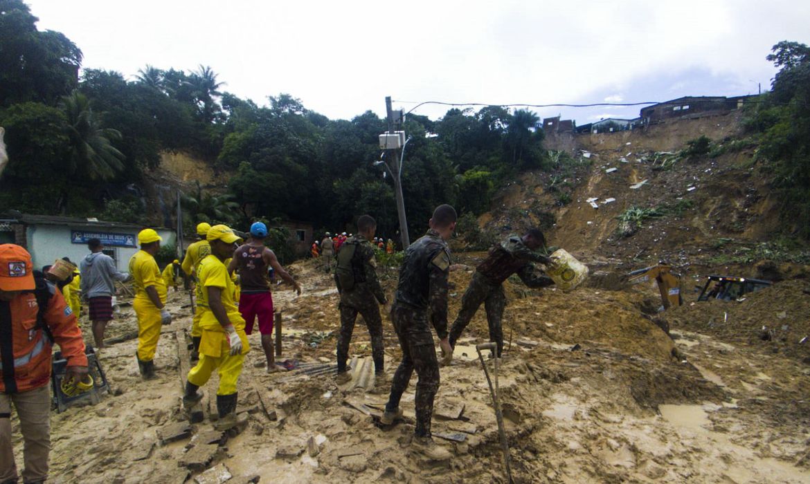 Governo de Pernambuco anuncia auxílio emergencial de R$ 1,5 mil para vítimas de enchentes