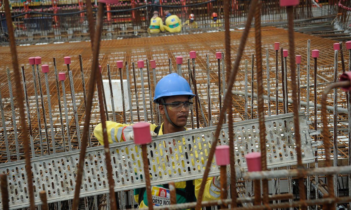 IBGE diz que construção civil empregou 2 milhões de pessoas em 2020
