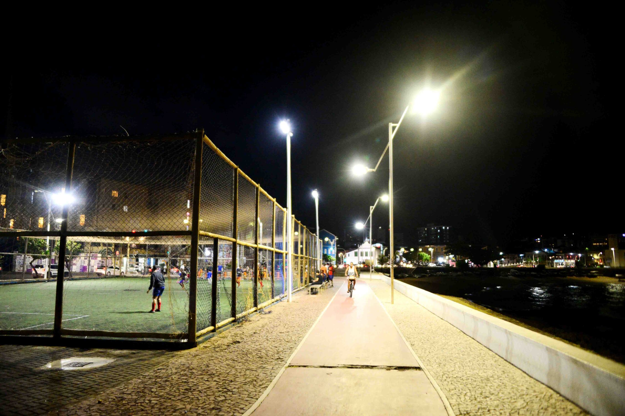 Nova iluminação em LED já alcançou 120 campos e quadras de Salvador