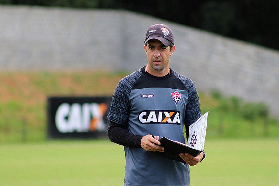 Vitória anuncia a contratação do técnico João Burse