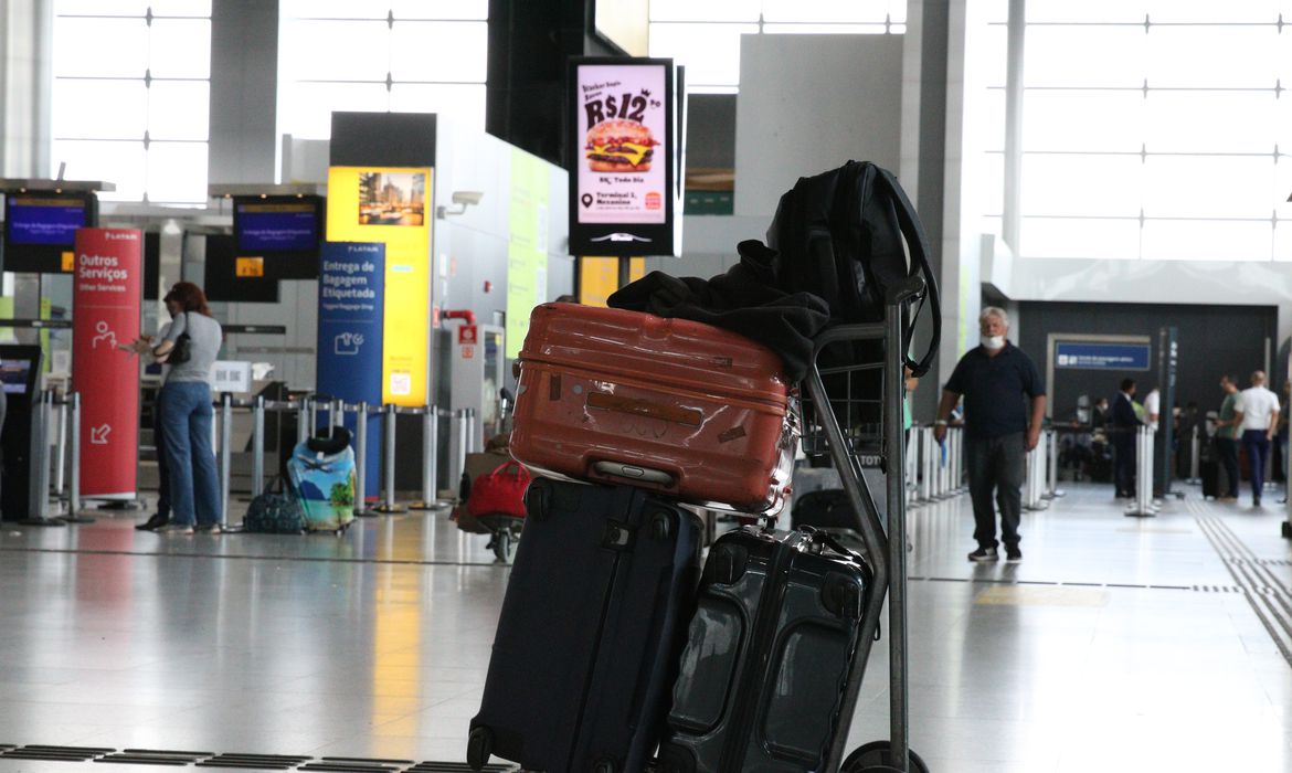 Bolsonaro veta despacho de bagagem gratuita em avião