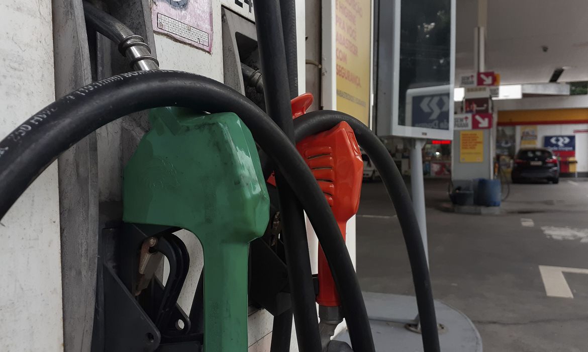 Relator de projeto diz que preço da gasolina pode cair até R$ 1,65 por litro