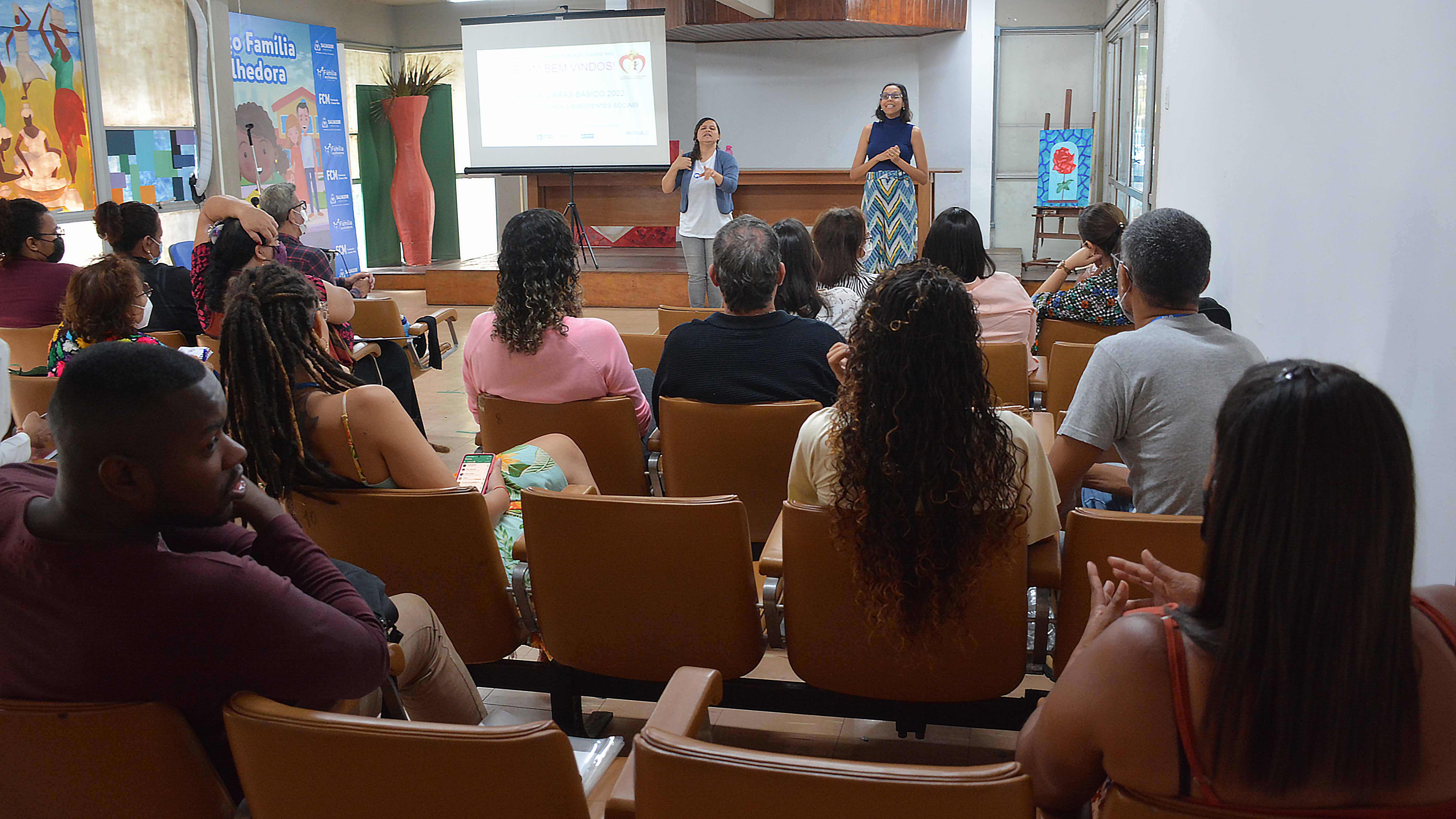 Colaboradores da Fundação Cidade Mãe são capacitados em linguagem de sinais