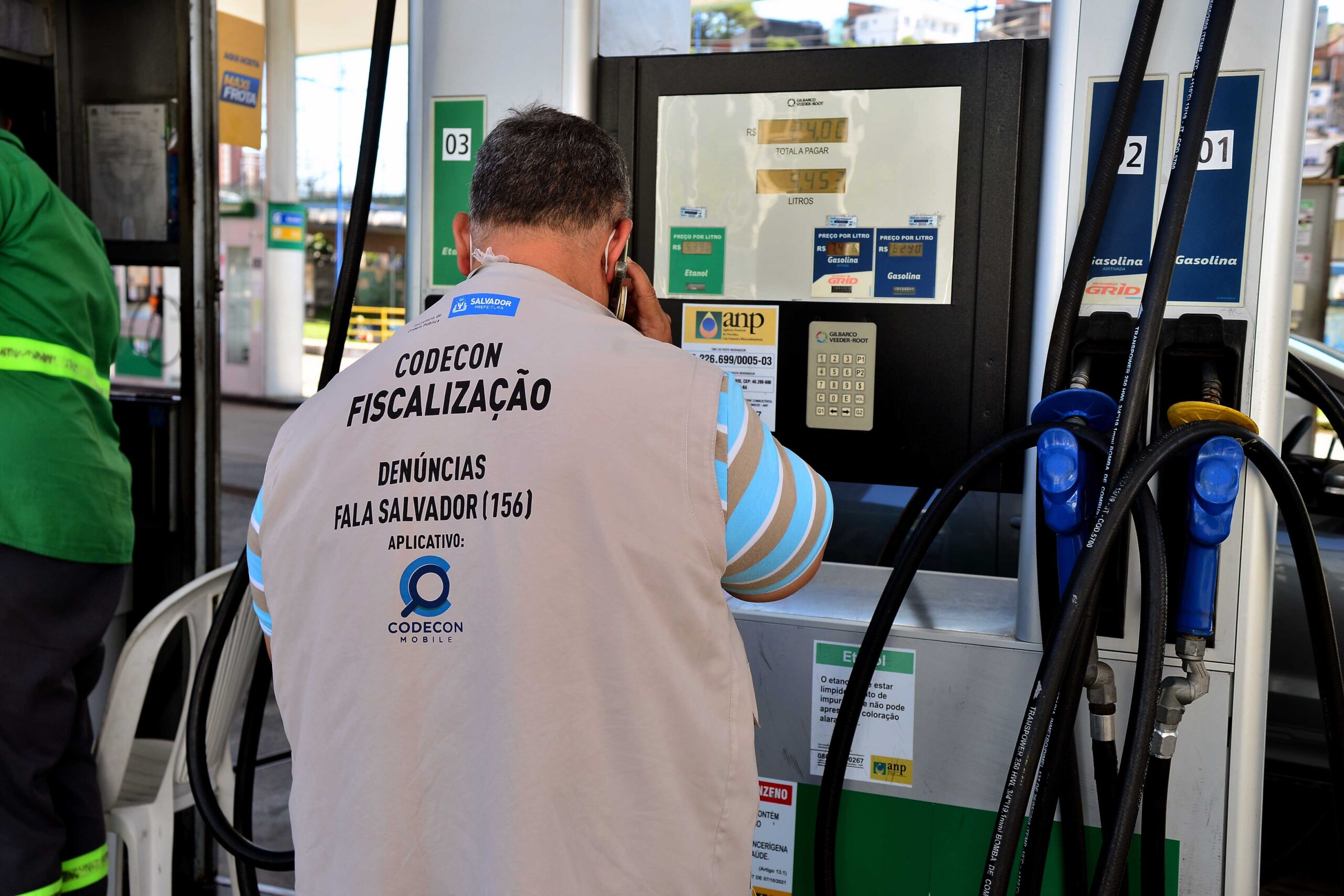 Operação busca coibir irregularidades em postos de combustíveis da capital