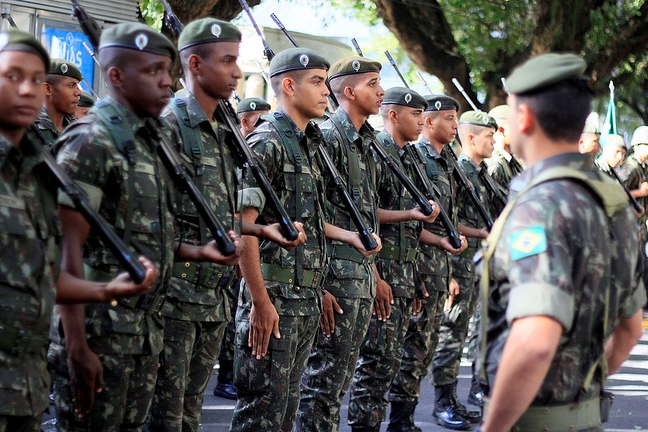 Exército abre seleção para contratar médicos, dentistas e farmacênticos por R$ 8,4 mil