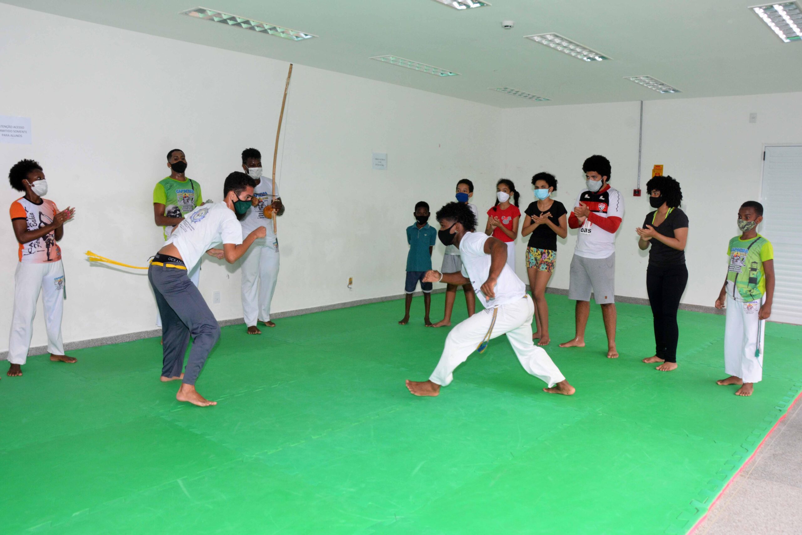 Projetos municipais incentivam prática da capoeira em Salvador
