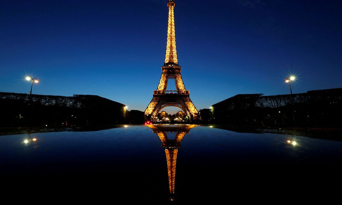 Luzes das Torre Eiffel se apagam mais cedo para economizar energia