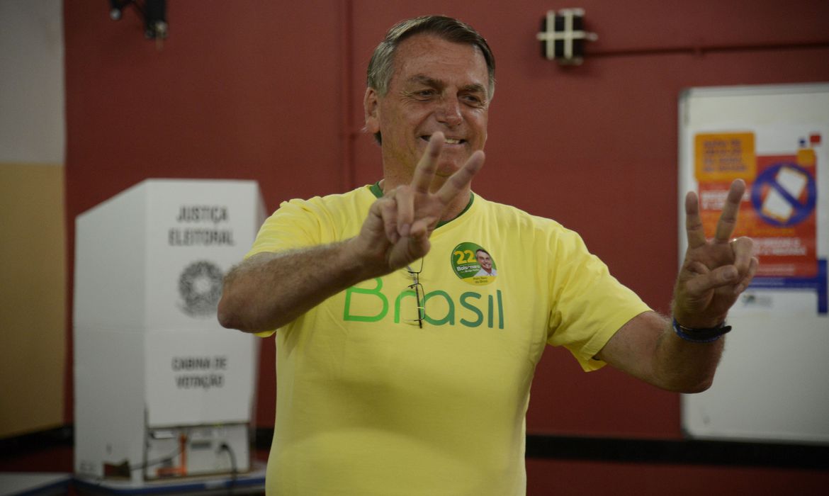 Bolsonaro vota no Rio e diz que tem expectativa de vitória