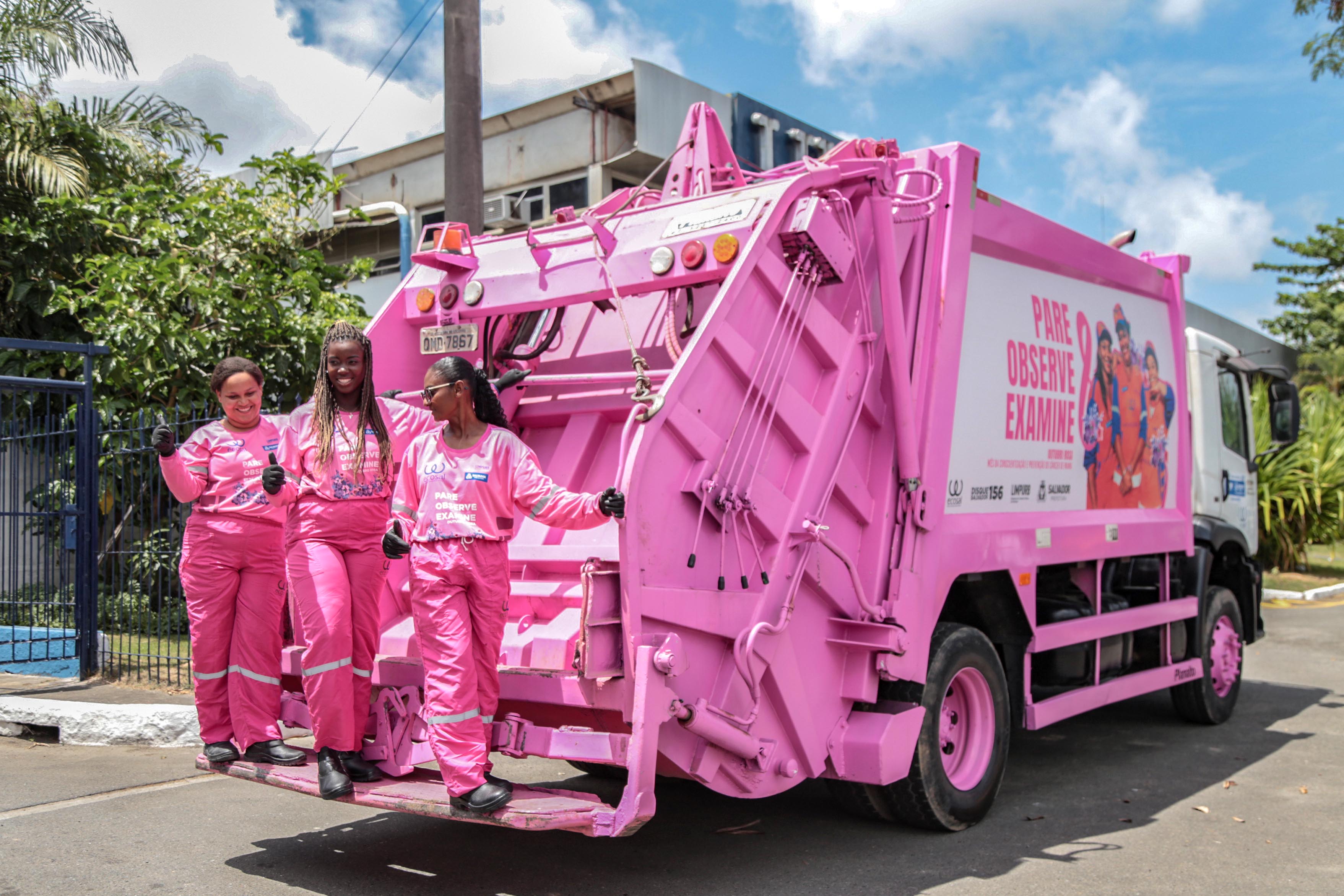 Limpurb entrega caminhões compactadores em alusão ao Outubro Rosa