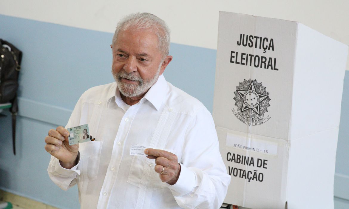 Após votar, Lula diz estar convencido que seu projeto será escolhido