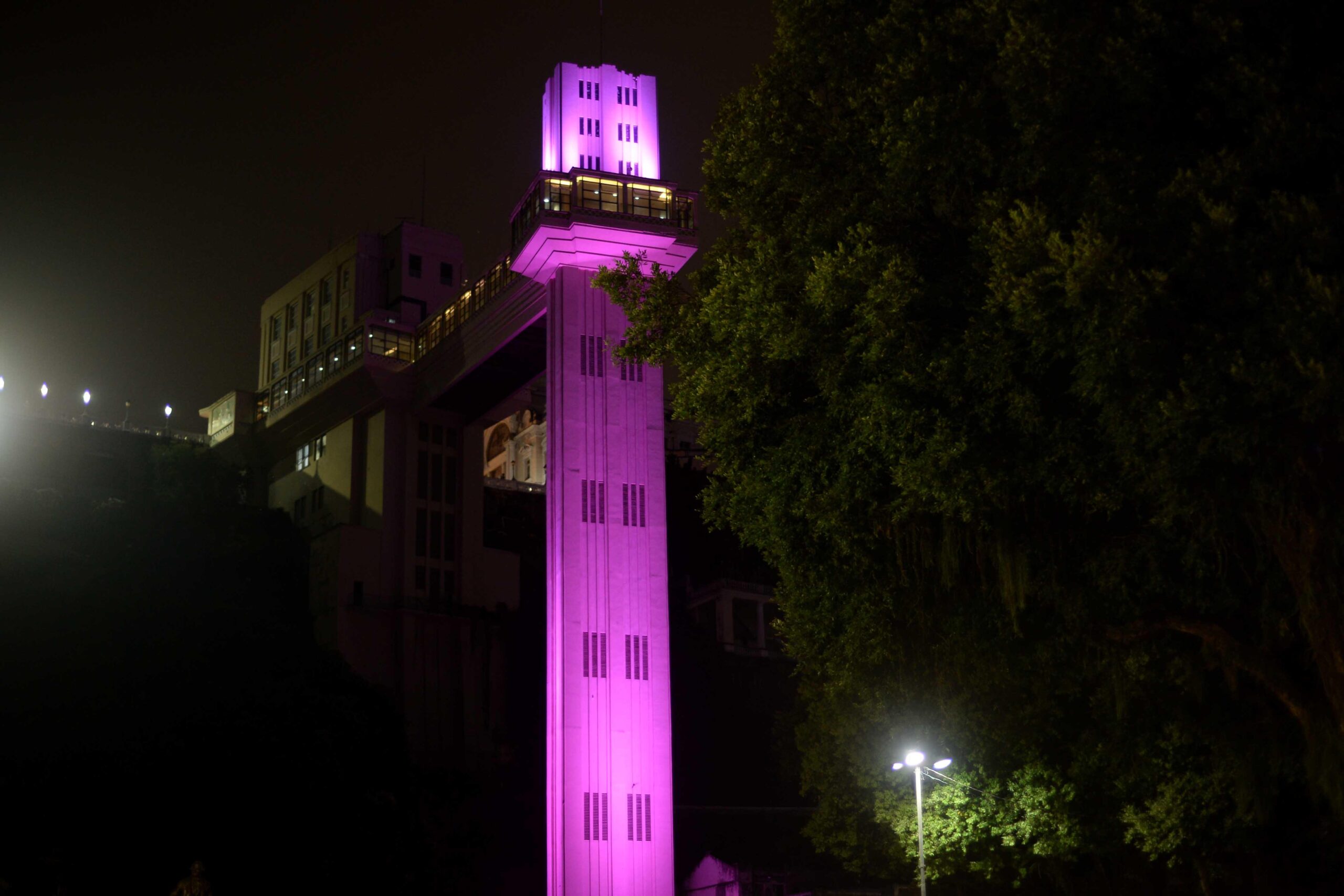 Monumentos recebem iluminação especial em alusão ao Outubro Rosa