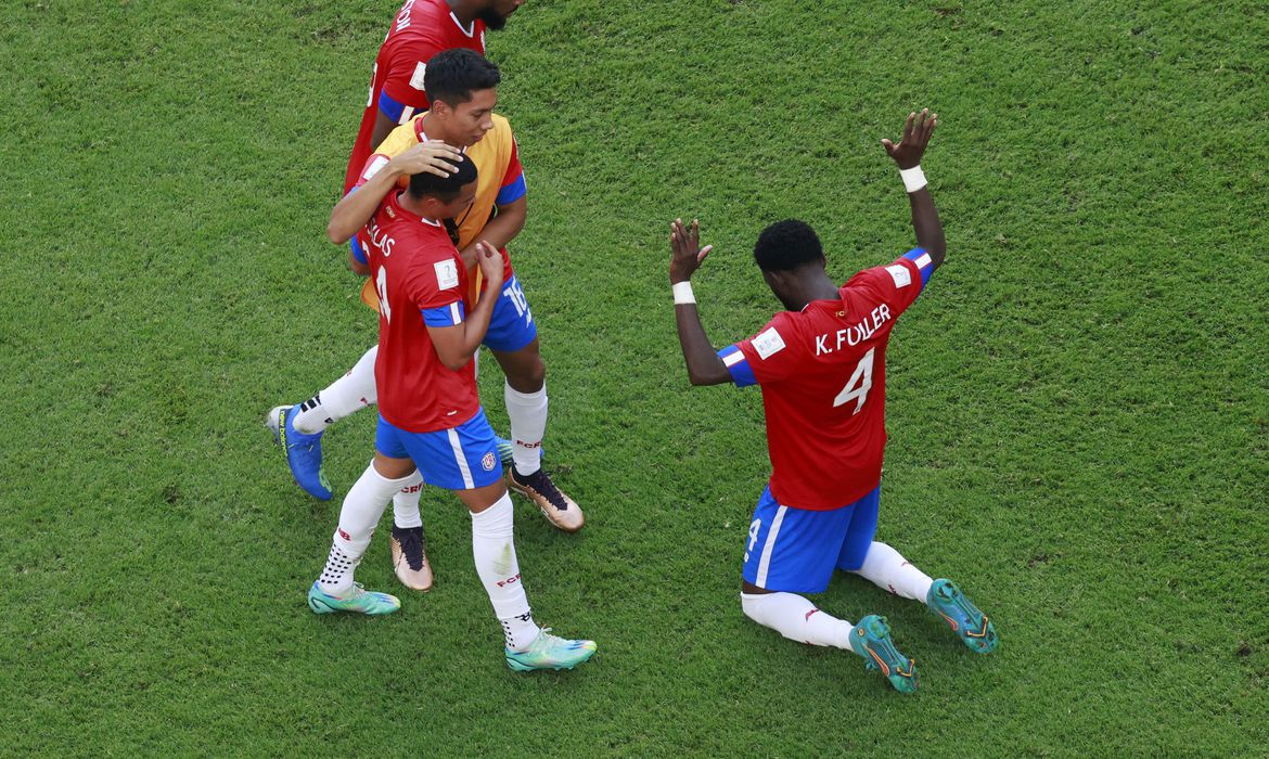 Costa Rica segura pressão, vence Japão e renasce na Copa do Japão