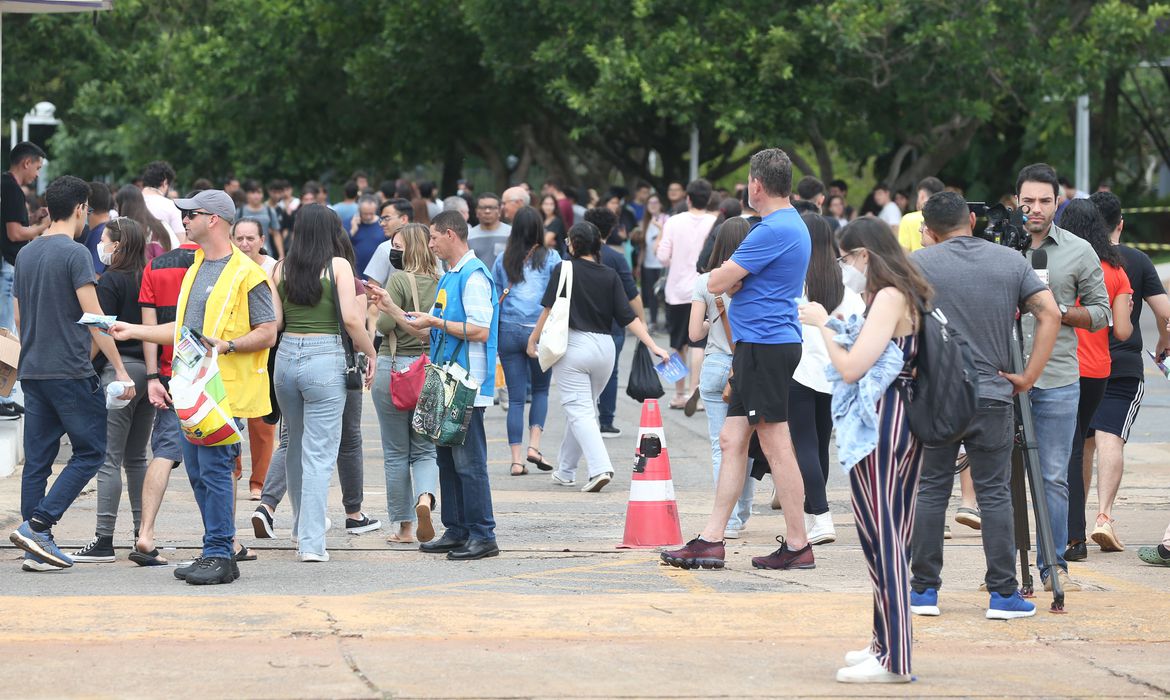 Quase 600 mil estudantes fazem prova do Enade neste domingo (27)