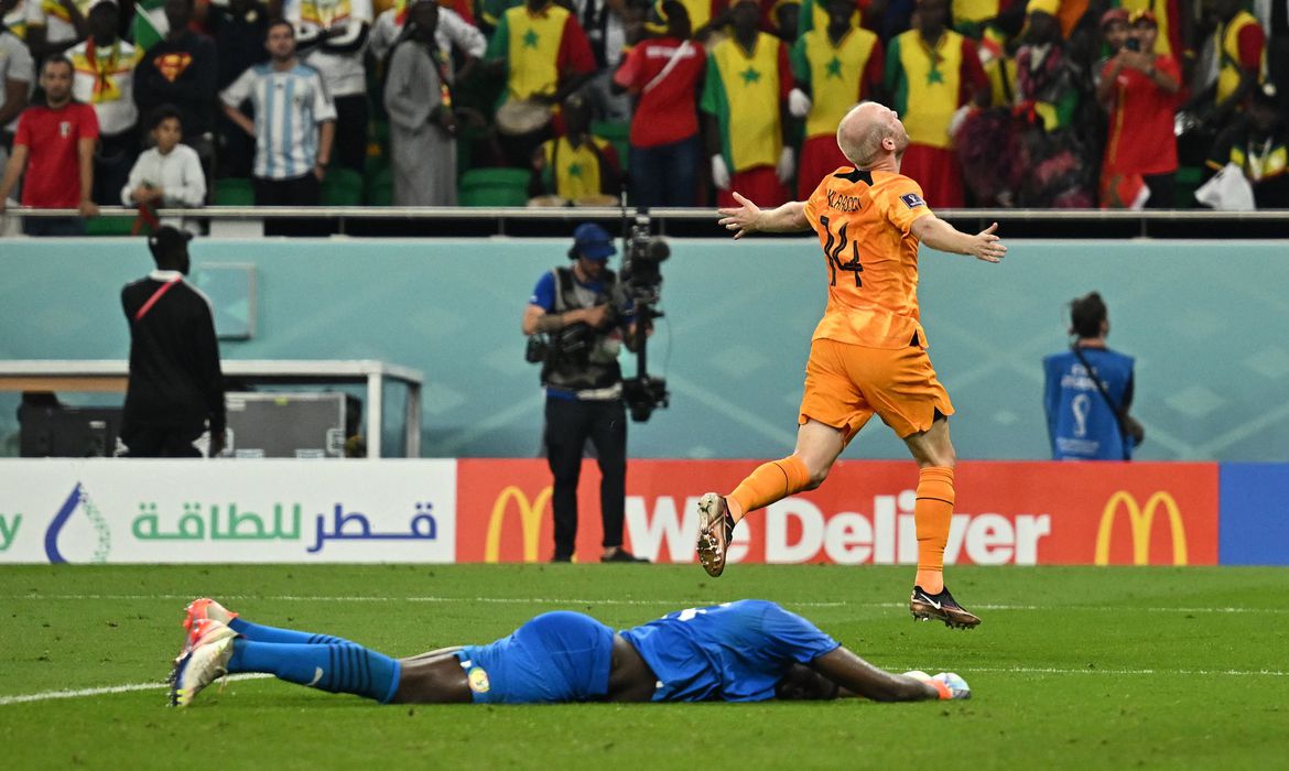 Holanda aproveita falhas de Mendy e derrota Senegal por 2 a 0