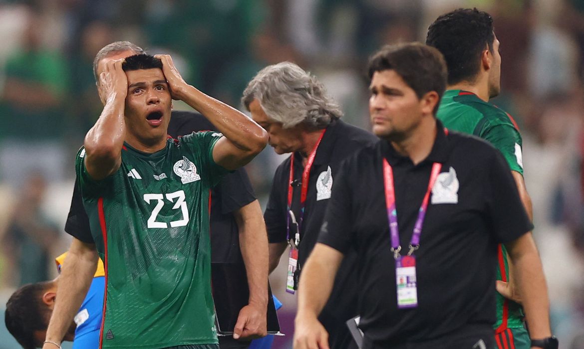 México derrota Arábia Saudida, mas fica fora da próxima fase da Copa