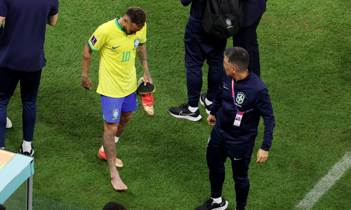 Neymar avalia lesão em hospital do Catar