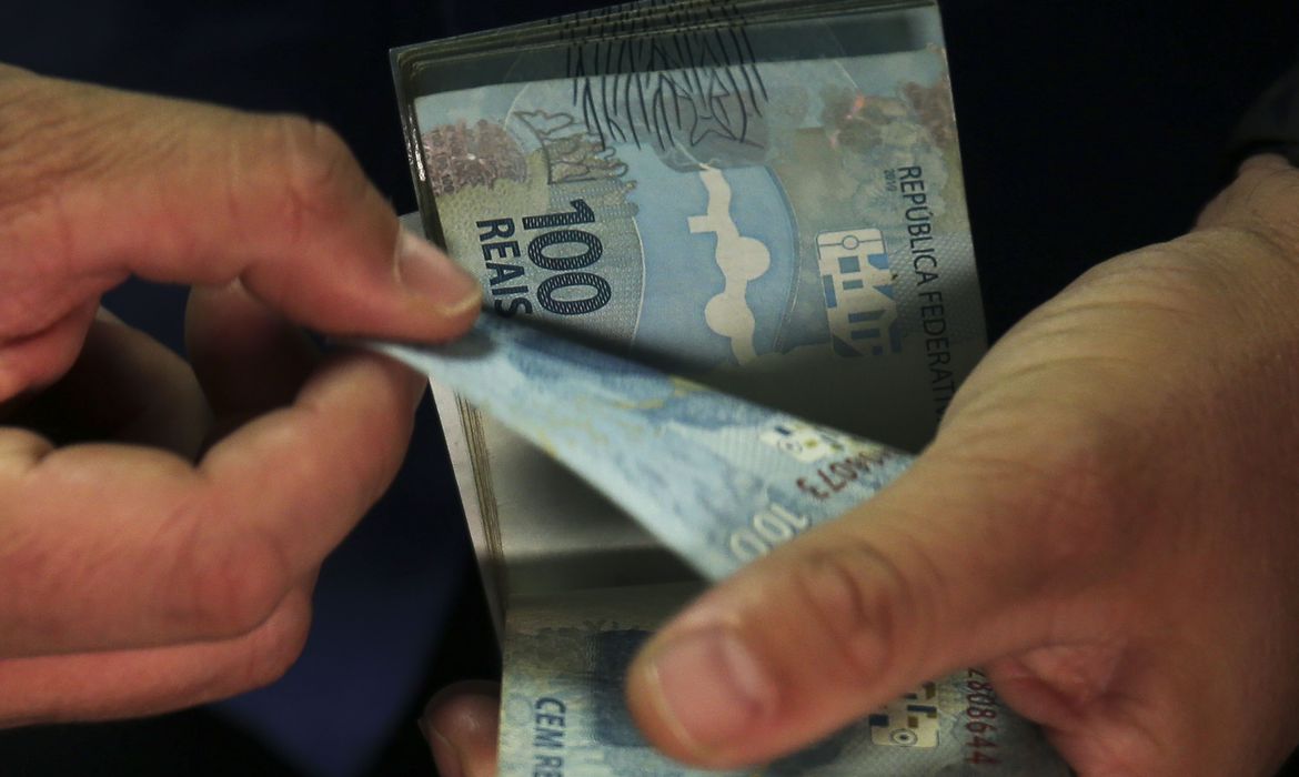 Poupança tem retirada de R$ 7,42 bi em novembro