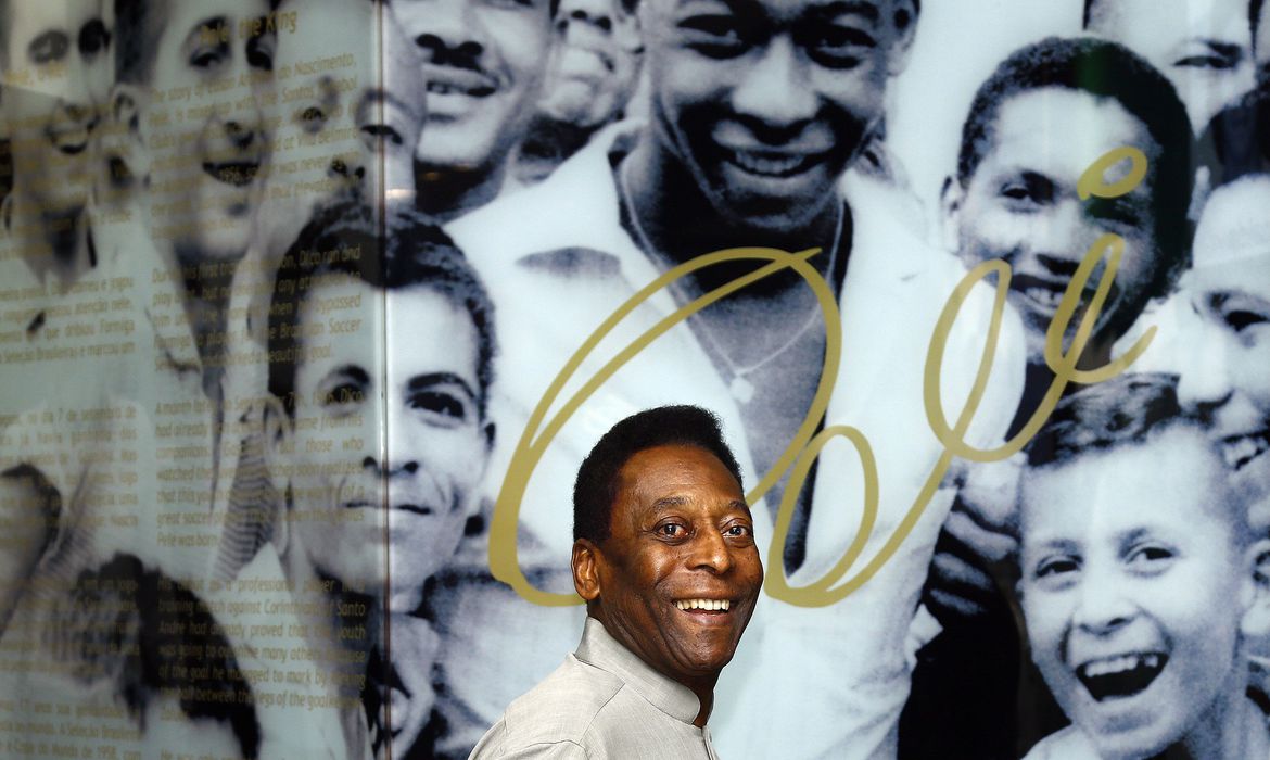 Internado, Pelé está em quarto comum e tem quadro estável