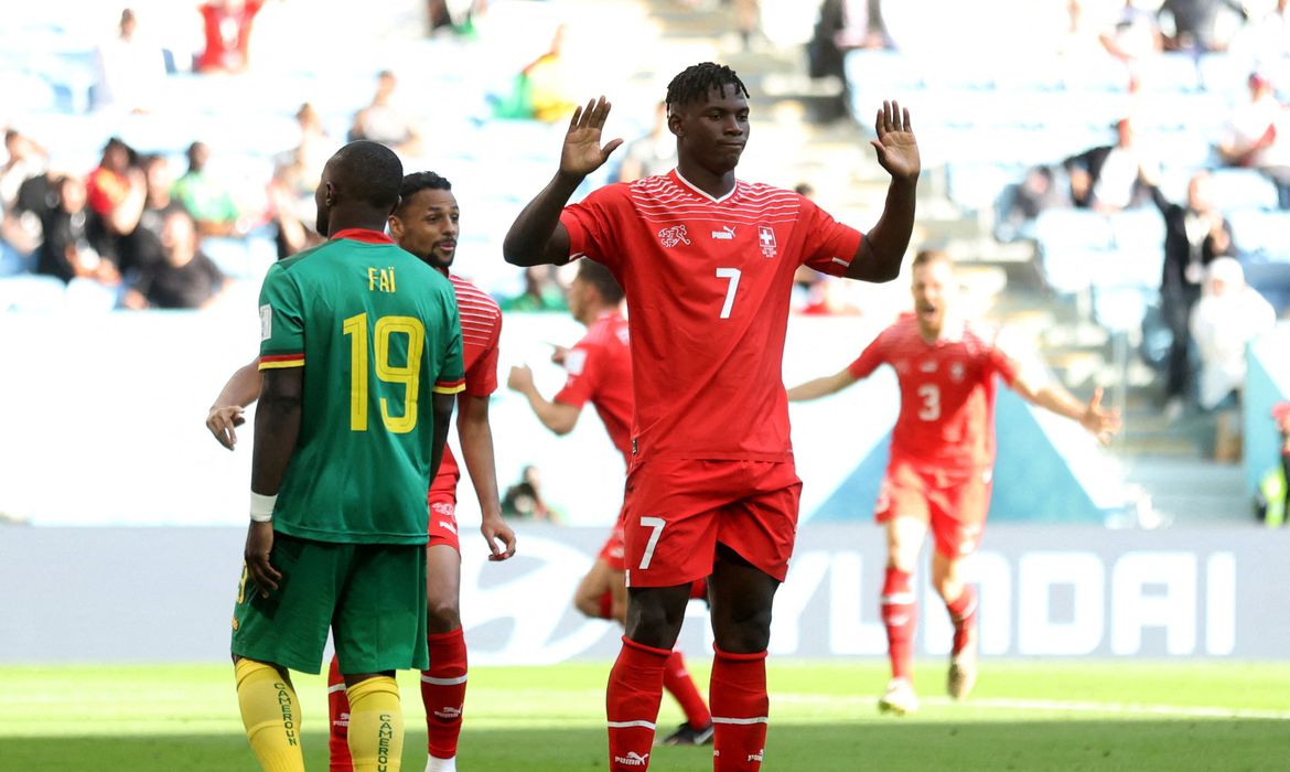 Camaronês Embolo decide vitória da Suíça sobre seu país natal