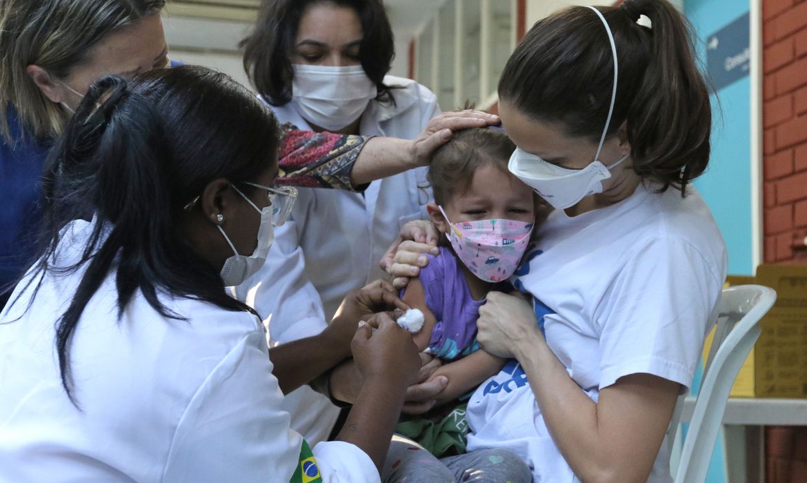 Ministério da Saúde recebe 1 milhão de doses de vacina contra Covid