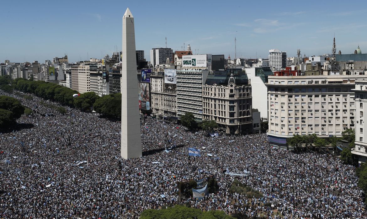 Milhares de argentinos saem às ruas para comemorar tricampeonato