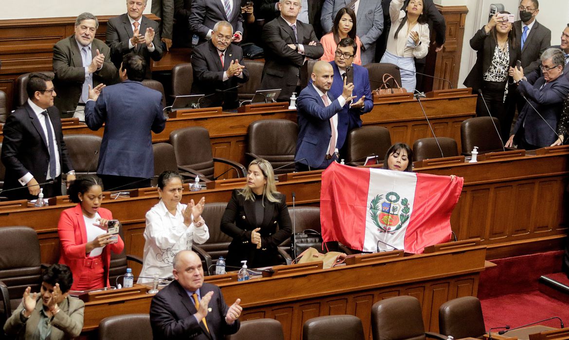 Presidente do Peru tenta dar golpe e acaba destituído e preso