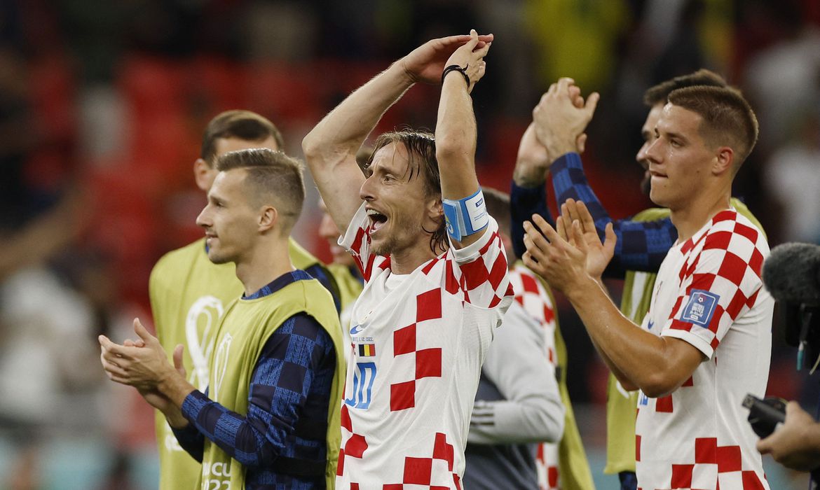 Croácia segura pressão, elimina Dinamarca e segue na Copa