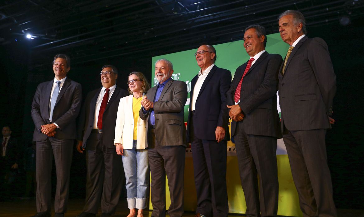 Lula anuncia os cinco primeiros ministros do futuro governo