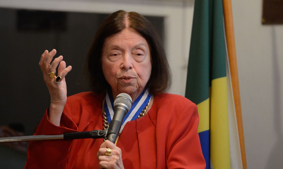 Primeira mulher a presidir a ABL, Nélida Piñon morre aos 85