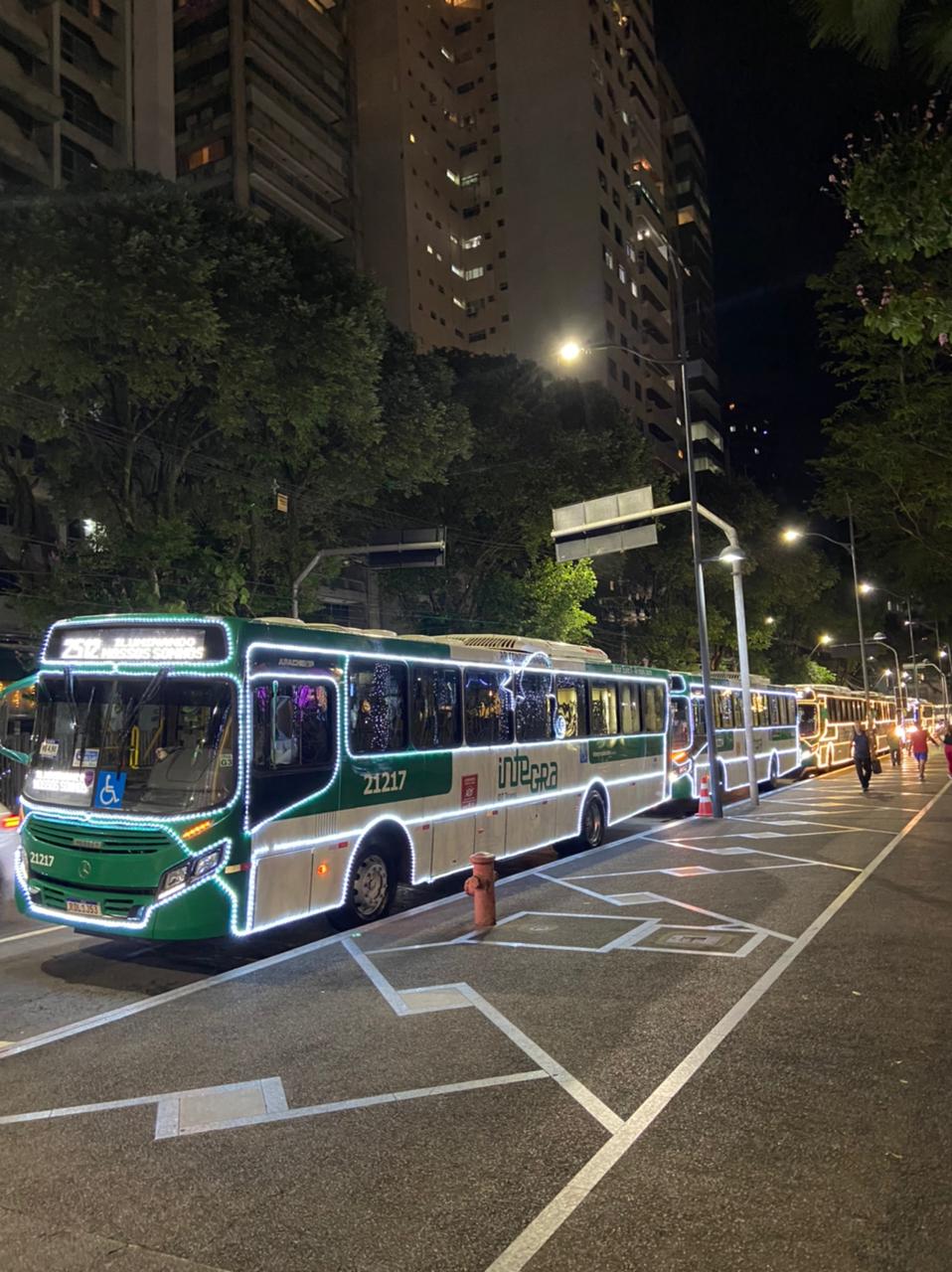 Ônibus ganham iluminação especial durante Natal Salvador 2022