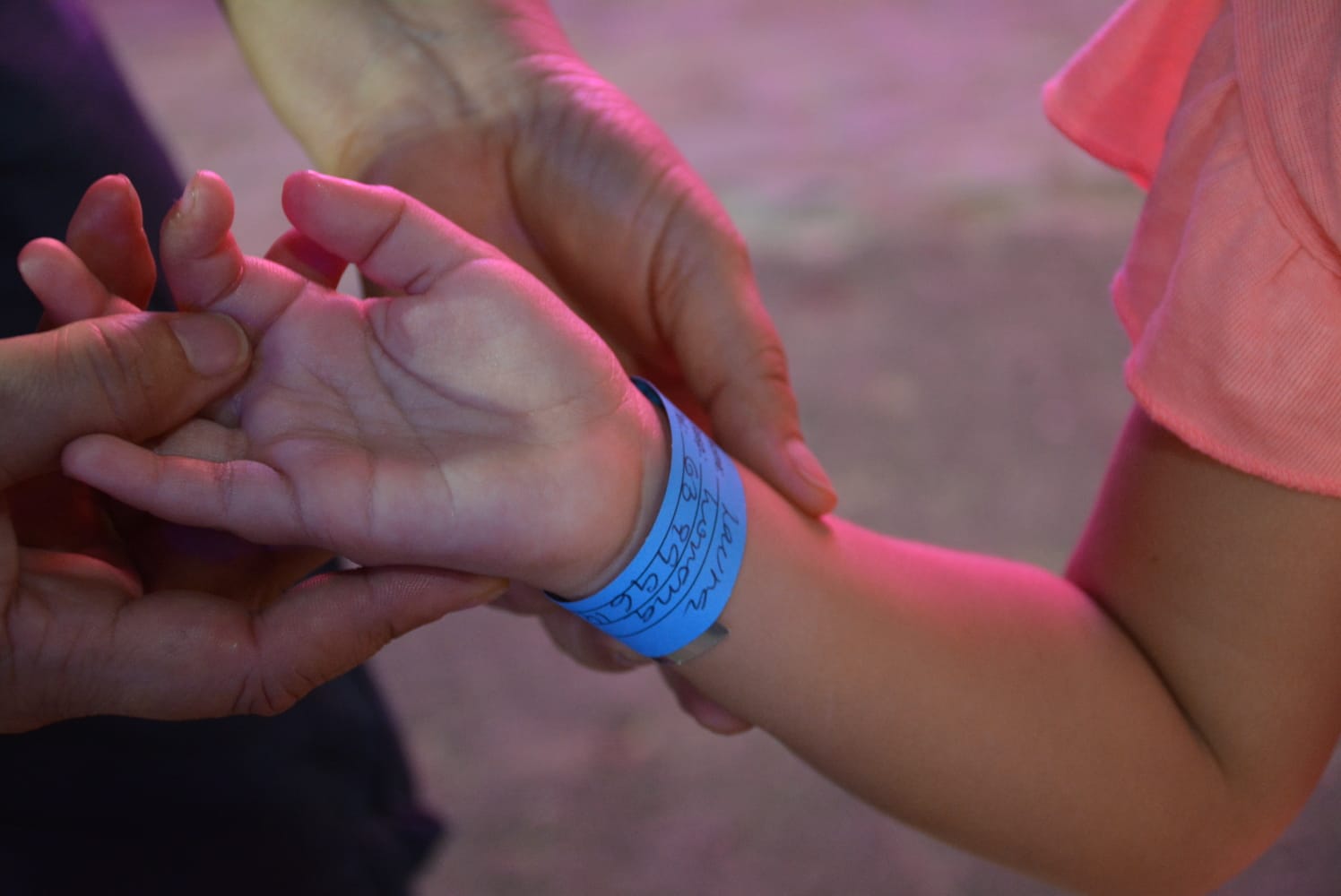 Crianças são identificadas com pulseiras para curtir Festival Virada Salvador em segurança