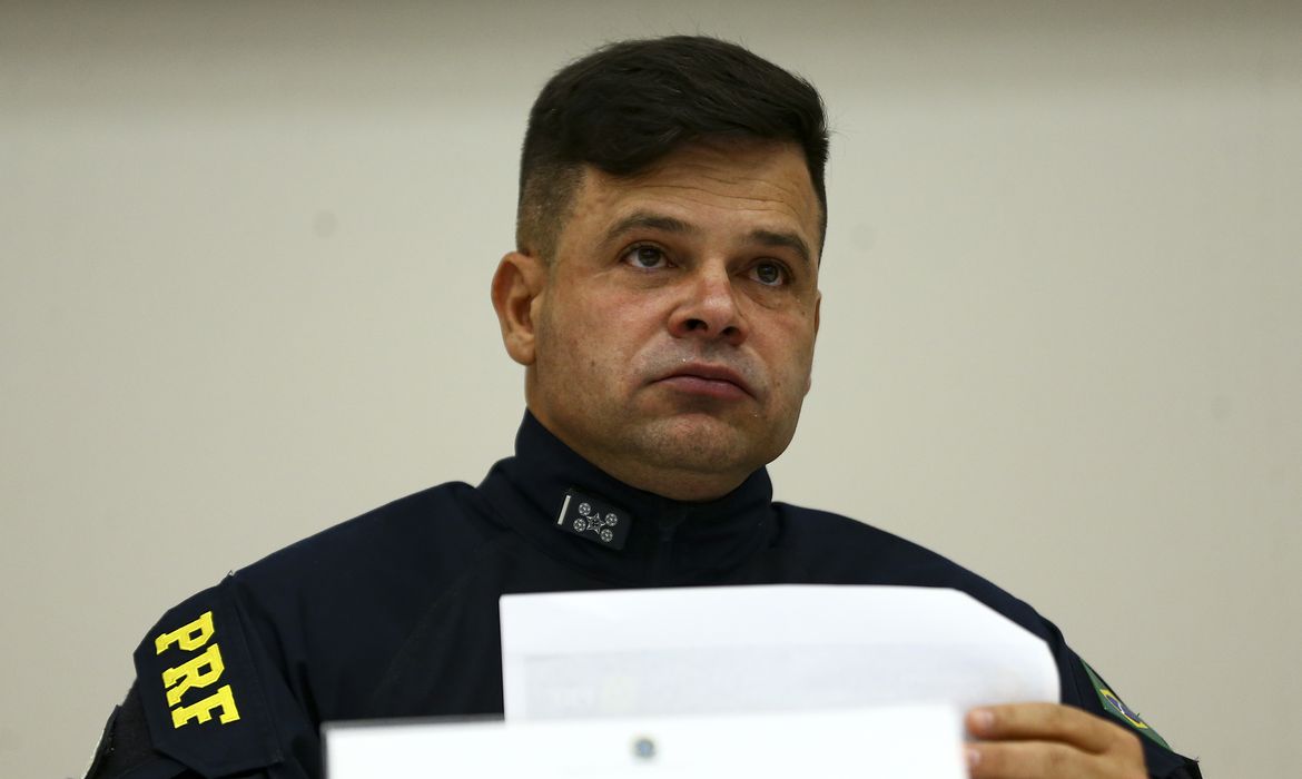 Acusado de fazer campanha para Bolsonaro, diretor-geral da PRF ganha cartão vermelho do presidente
