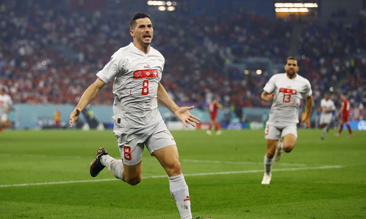 Em partida movimentada, Suíça bate Sérvia e avança na Copa