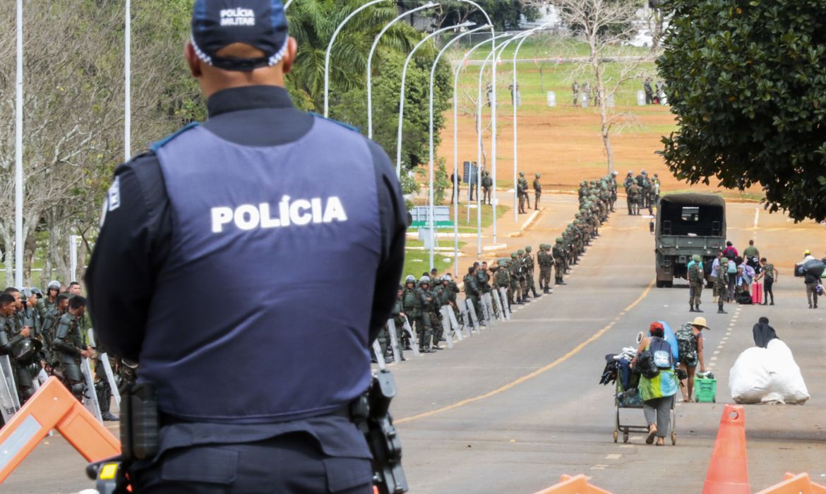 Polícia anuncia que 1.200 terroristas bolsonaristas estão presos