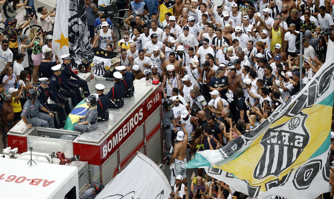 Após fim de velório, corpo de Pelé sai em cortejo pelas ruas de Santos
