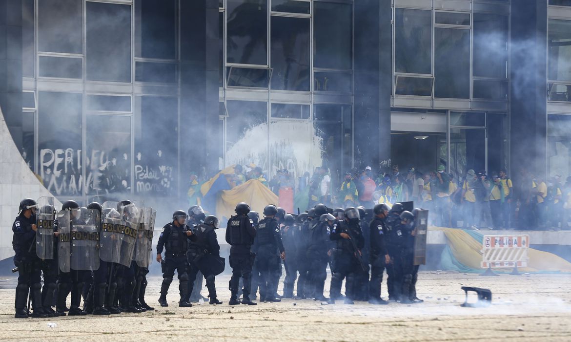 Forças de segurança retiram invasores bolsonaristas do Palácio do Planalto