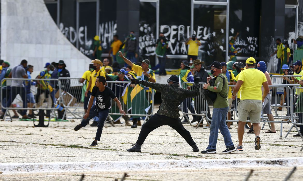 Terroristas bolsonaristas invadem Congresso, STF e Palácio do Planalto