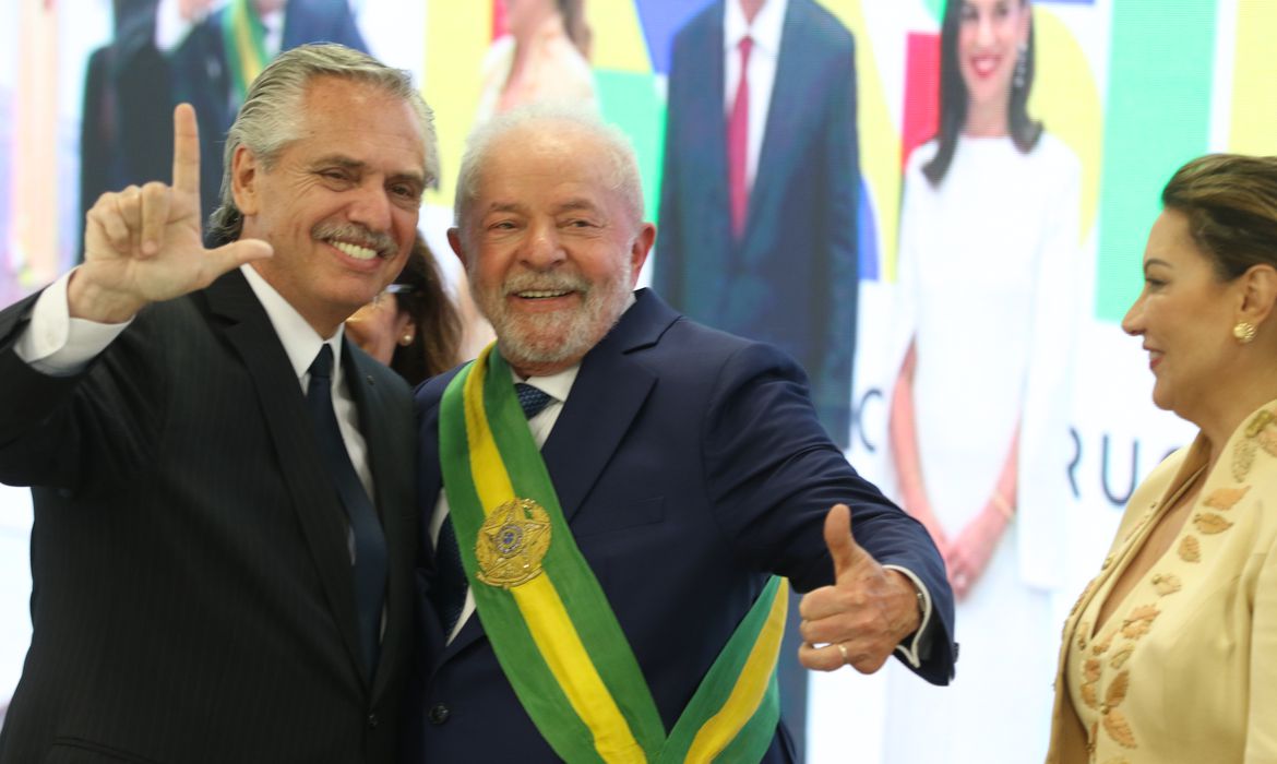 Lula estreia agenda internacional com viagem à Argentina
