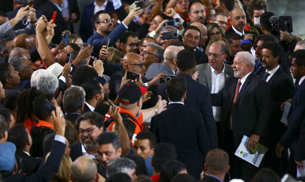 Lula diz que mínimo tem de subir de acordo com crescimento da economia
